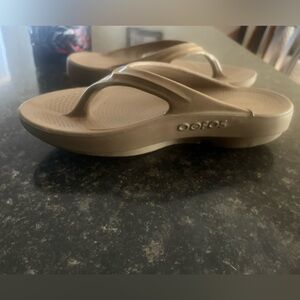 Women’s Pre-Owned OOFOS oolala tan full flops